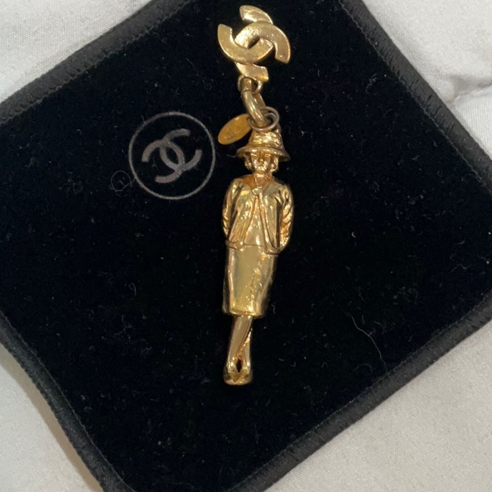 CHANEL Gold Pendant with Iconic CC Logo